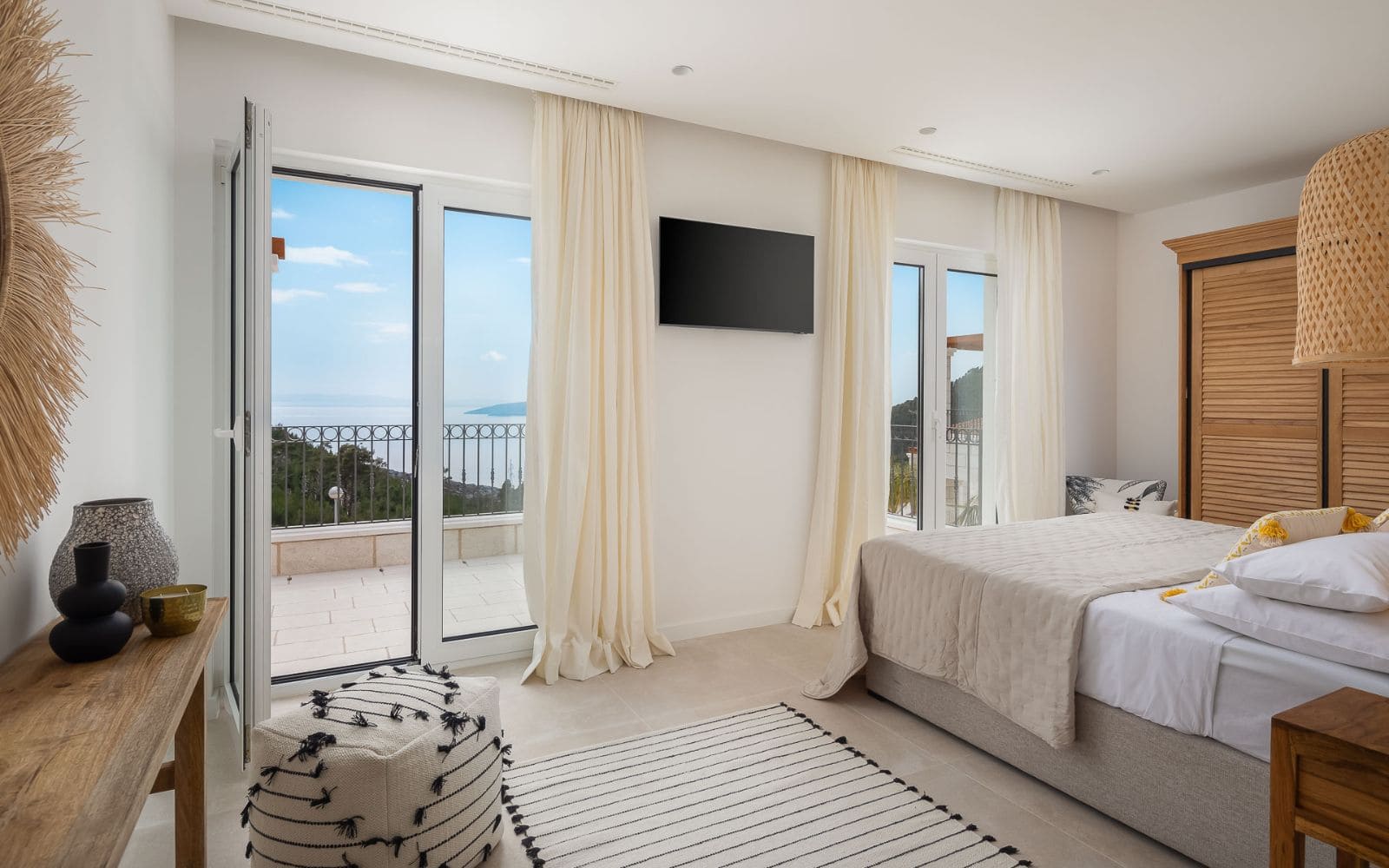 Bedrooms with seaview and balconies